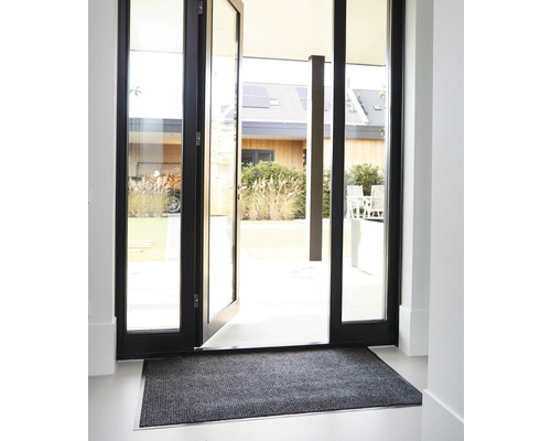 Dörrmatta framför en öppen altandörr