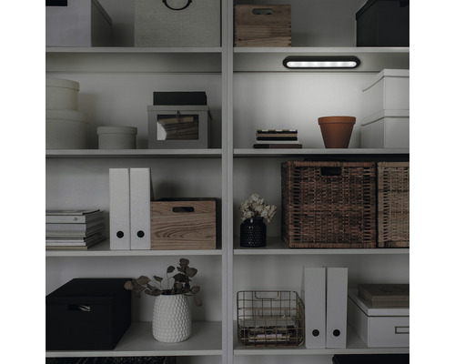 Hylla med förvaringslådor, korgar, mappar och LED-lampa