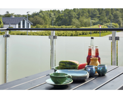 Bord på en balkong med drycker och vattenmelon