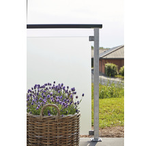 Terrass med glasräcke och korg med lavendel