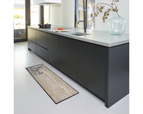Köksscen med köksö och köksmatta i trädesign