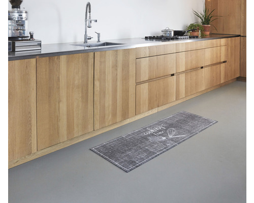 Köksscen med underskåp och köksmatta med matlagningsmotiv