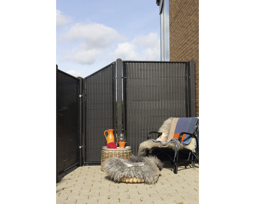 Uteplats med insynsskydd, stol, sidobord och dekorationsartiklar