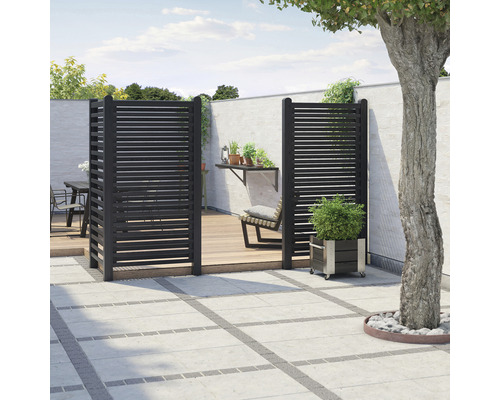 Uteplats med trägolv, insynsskydd och sittplats