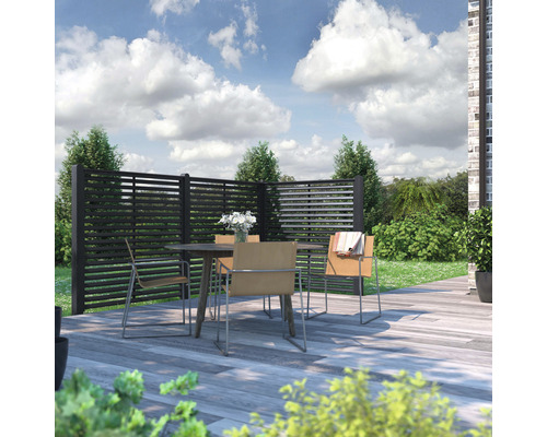 Terrass med insynsskydd, trädgårdsbord och stolar