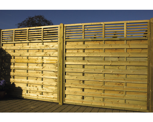 Trästaket med horisontella lameller för trädgården