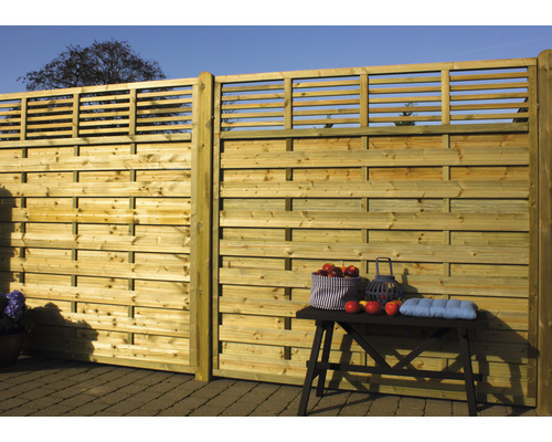 Trästaket med horisontella element och dekoration på ett bord