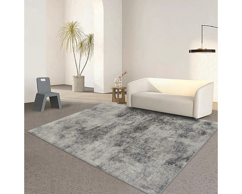 Vardagsrum med matta, soffa och stol