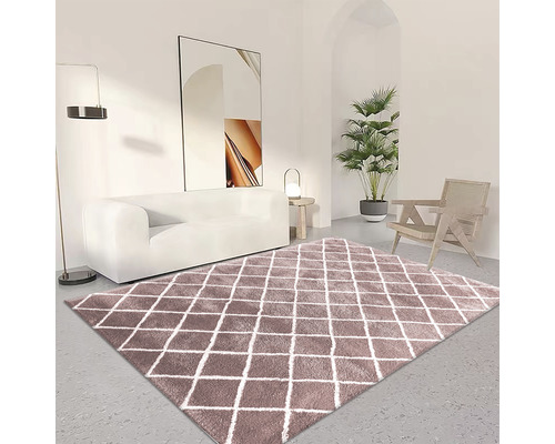 Vardagsrum med matta i diamantmönster, soffa och fåtölj