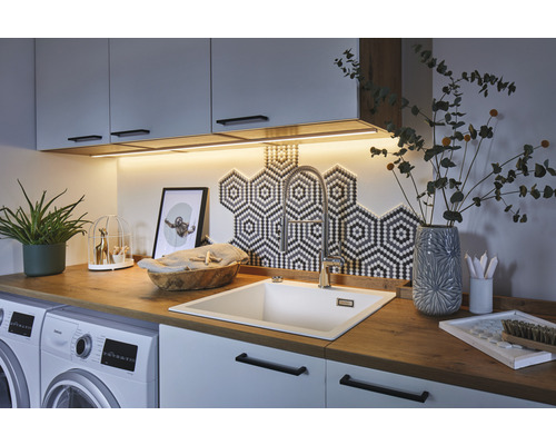 Basprofil PAULMANN med diffusor aluminium/plast 1m Tvättstuga med tvättmaskin, diskho, blandare och köksredskap på bänkskivan.