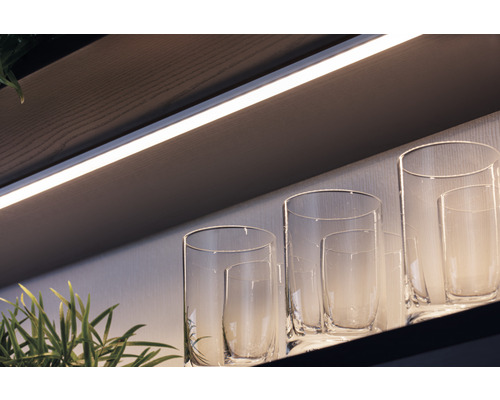 Dekorativa glasvaser på en hylla med LED-belysning