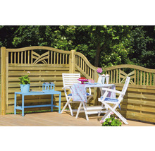 Trädgårdsscen med trästaket, trädgårdsbord och trädgårdsstolar