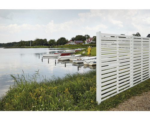 Träskärm vid sjön med båtar