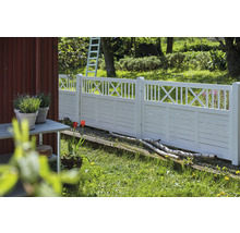Trädgård med trästaket i lantlig stil