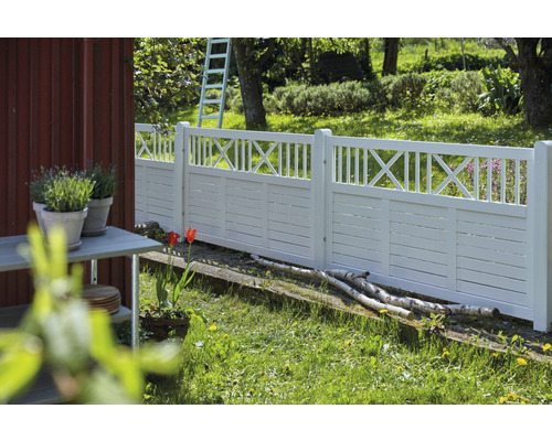 Trädgård med trästaket i lantlig stil