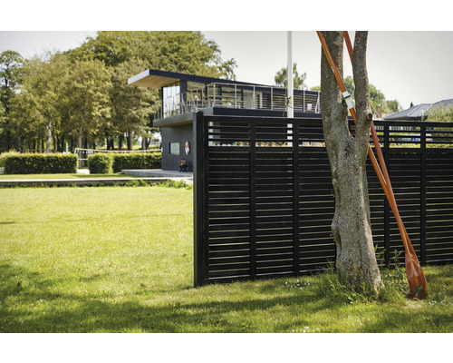 Trästaket i en trädgård med gräsmatta