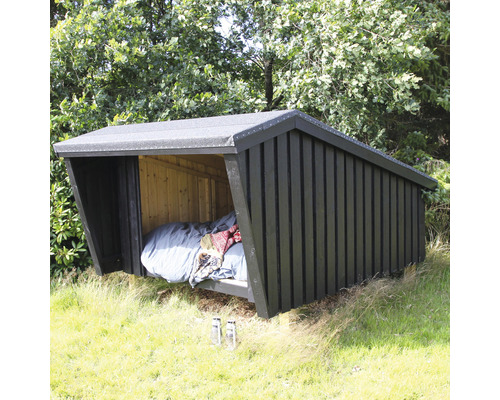 Träskydd i trädgården med en säng