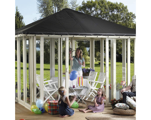 Familj firar i en paviljong med svart tak och vita ramar.