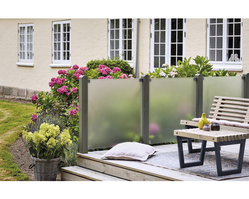 Terrass med insynsskydd, bänk och bord