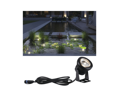 Dammbelysning i bruk i en trädgårdsdamm med näckrosor och dekorativa element