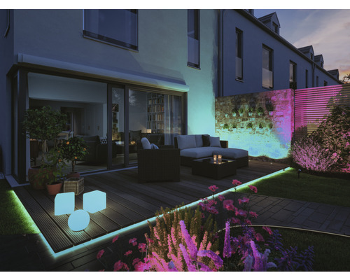 Upplyst trädgård med utemöbler och LED-belysning