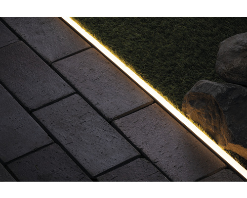 Trädgårdsväg med gatsten, gräsmatta och LED-belysning