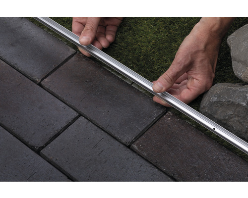 Marksten med gräskant och aluminiumprofil