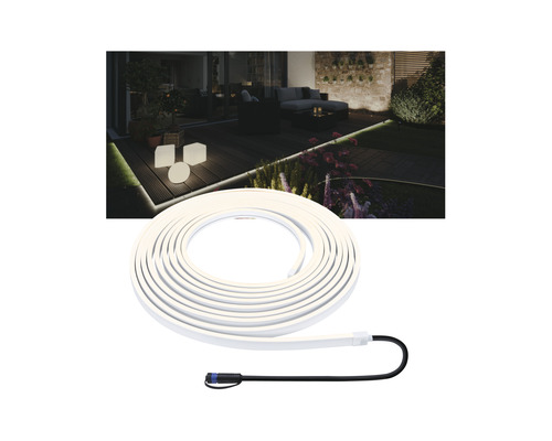 Flexibel LED-lampa för utomhusbruk, hoprullad, med anslutningskabel och scen med terrassbelysning i bakgrunden