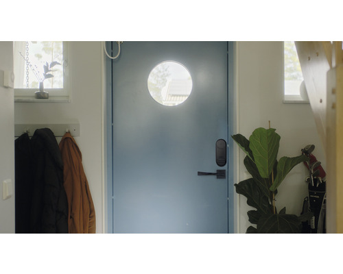 Entré till ett hus med blå dörr, digitalt dörrlås och klädhängare