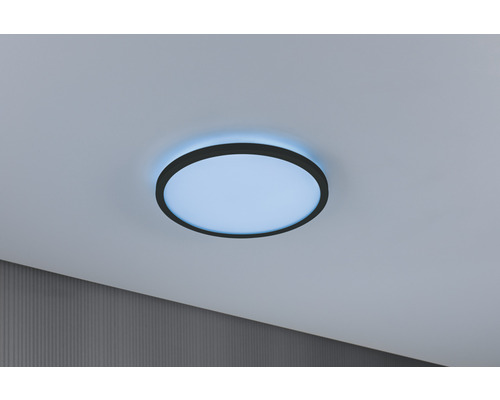 Rund taklampa med svart kant monterad i taket.