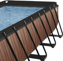 Detaljvy av en rektangulär pool med träpanel och stålram