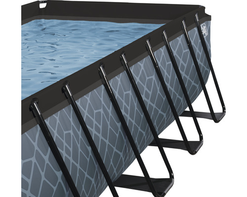 Detaljvy av rektangulär pool med stålram och vattenyta