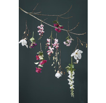 Dekoration med konstgjorda blommor på en gren