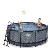Rund ovanjordisk pool med stege och två personer i vattnet, varav en försöker fånga en boll.