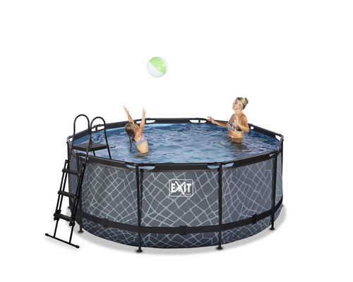 Rund ovanjordisk pool med stege och två personer i vattnet, varav en försöker fånga en boll.