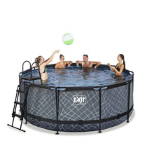 Rund pool med stege och fyra personer i vattnet som leker med en boll