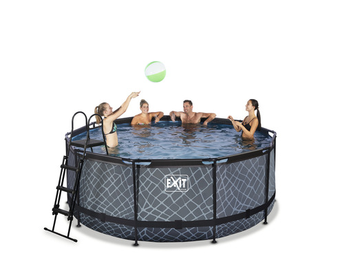 Rund pool med stege och fyra personer i vattnet som leker med en boll