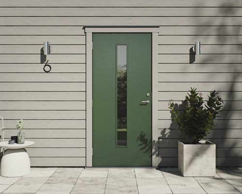 Exteriör av ett hus med ytterdörr med glasinsats, husnummer, belysning och växt