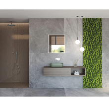 Modernt badrum med dusch, tvättställ, spegel, belysning och mossvägg