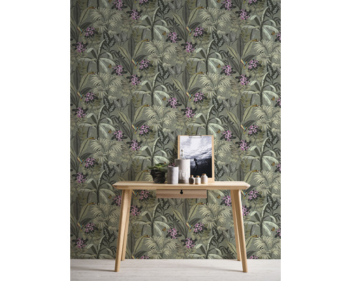 Dekorativ grön tapet med växtmotiv i en interiör.