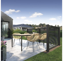 Uteplats med matbord, stolar och insynsskydd