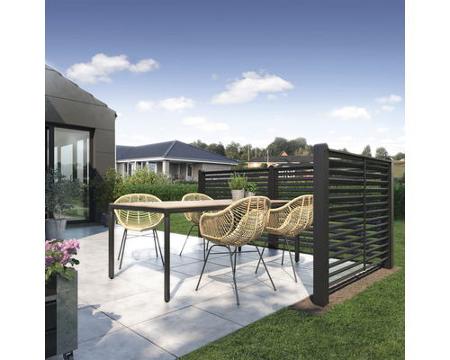 Uteplats med matbord, stolar och insynsskydd