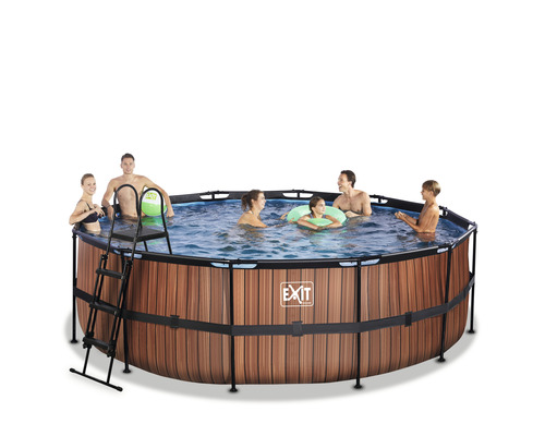 Rund pool med träpanel, stege och flera personer i vattnet.