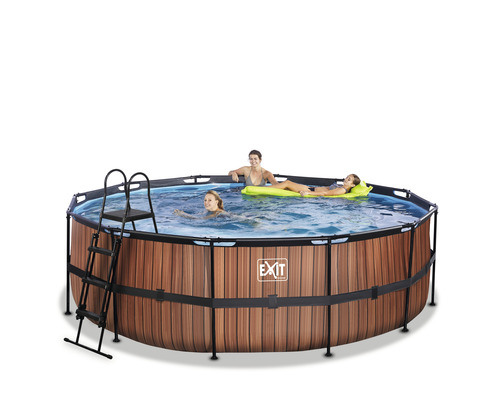 Rund ram бассейн med trälook, stege och tre personer i vattnet.