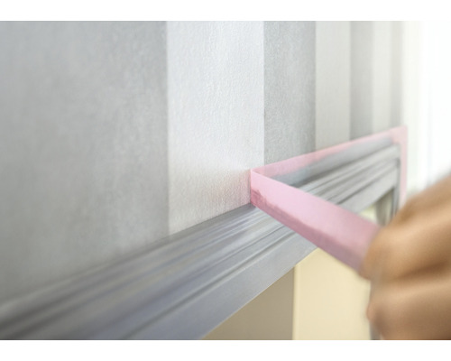 Maskerad kant på en vägg med randig tapet