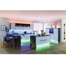 Modernt kök med köksö och LED-belysning.