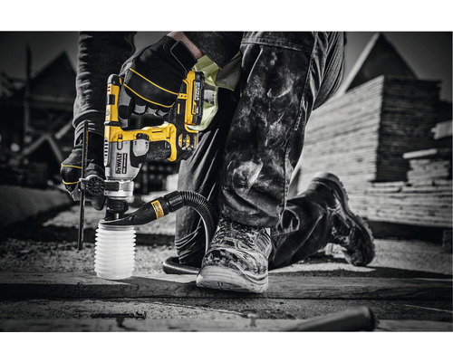 Hantverkare med batteridriven borrhammare med dammutsug i arbete