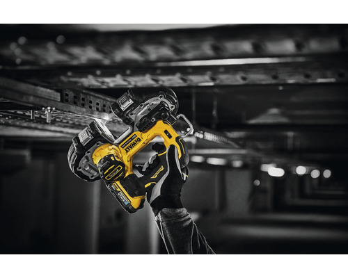 Batteridriven DeWalt rörsåg i bruk.