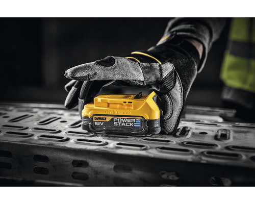 DeWalt batteri Power Stack 18 volt i en hand med handske