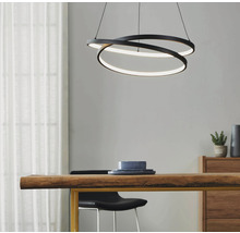Modernt rum med en svart LED-pendellampa i ringform ovanför ett träbord